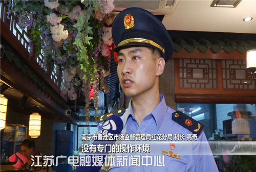 光身大汉炸鸡排、厨师叼烟切烤鸭这些网红外卖你还吃得下吗？