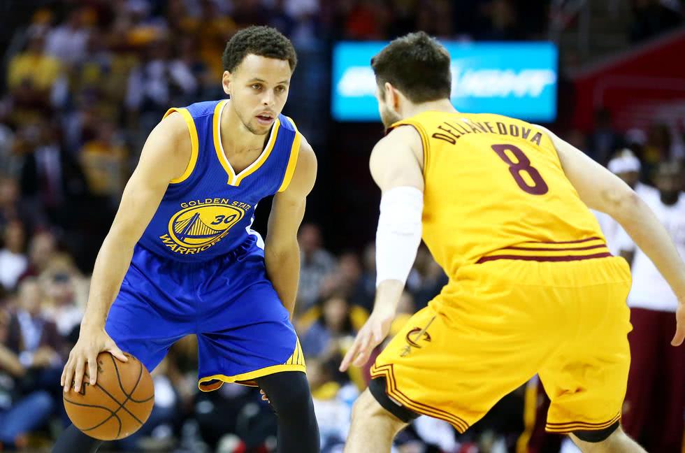 来看看库里8次惊艳世界的表现,库里关键时刻三次丝滑突破