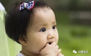 我们家宝宝特别爱吃手怎么办,我家宝宝老吃手怎么回事