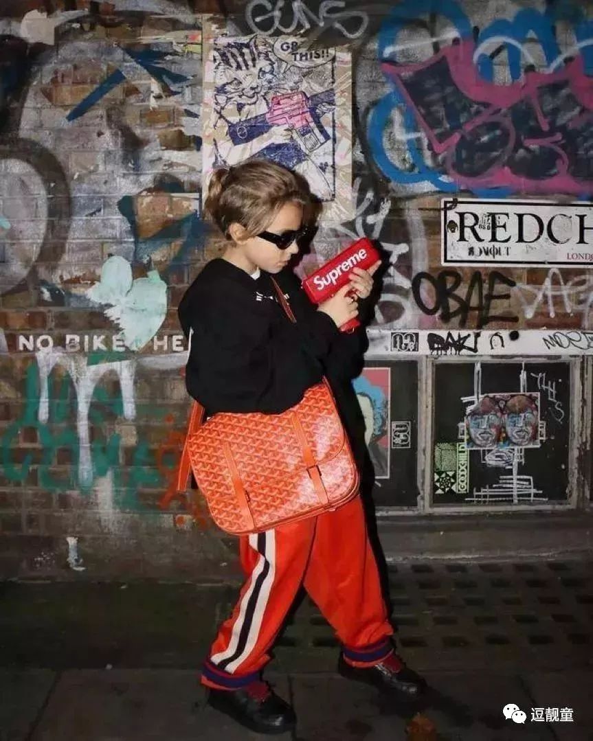 把自己装扮起来假装很酷,把自己打扮得酷一点