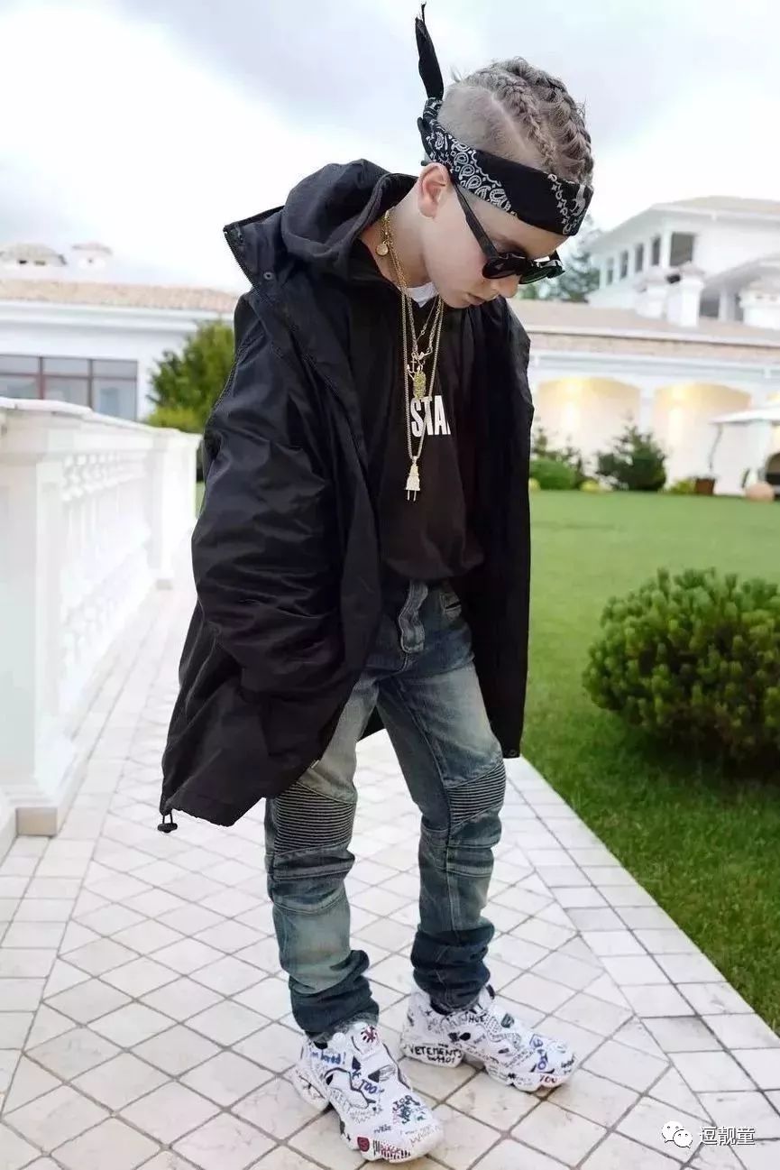 把自己装扮起来假装很酷,把自己打扮得酷一点