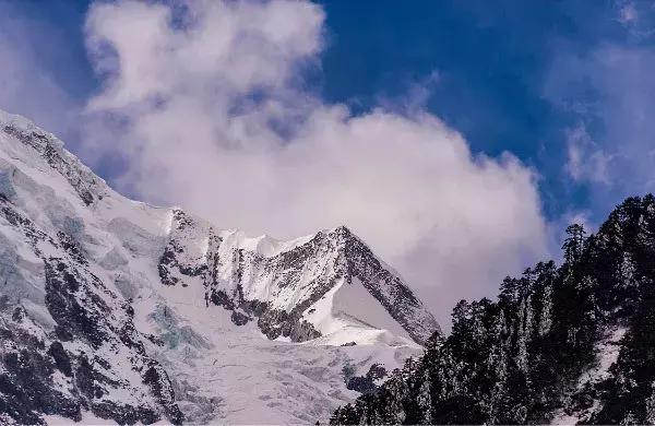 中国四川旅游看世界级的美景和可爱大熊猫,品尝当地火辣的美食!