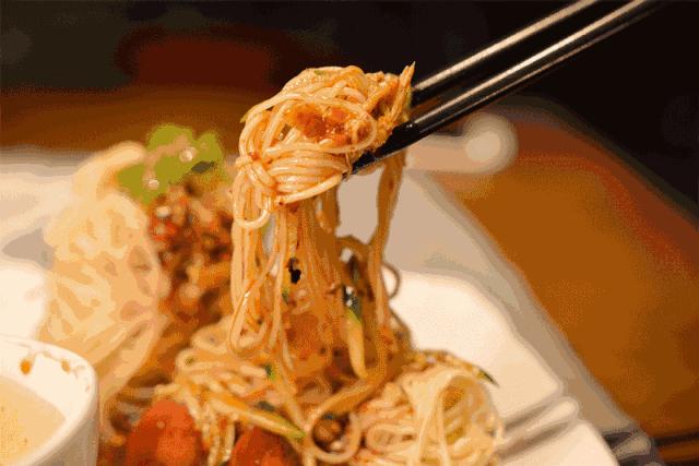 中国四川旅游看世界级的美景和可爱大熊猫,品尝当地火辣的美食!