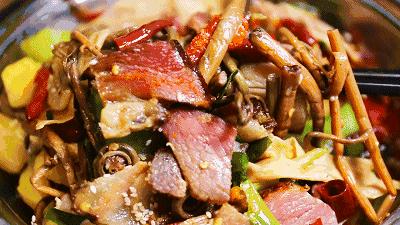 中国四川旅游看世界级的美景和可爱大熊猫,品尝当地火辣的美食!