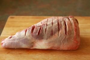 怎样快速的烤熟羊腿,如何烤出不膻不柴的羊腿