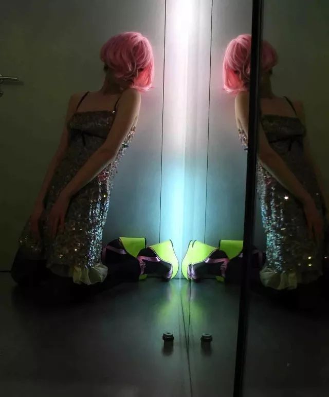 她被香奈儿和阿玛尼“通缉”，只因她在试衣间干的事儿太放肆！