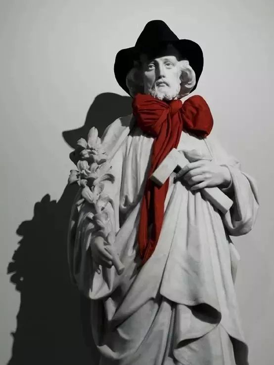 她被香奈儿和阿玛尼“通缉”，只因她在试衣间干的事儿太放肆！