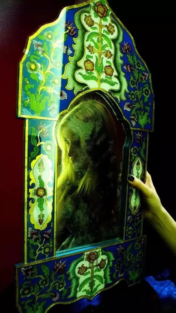 她被香奈儿和阿玛尼“通缉”，只因她在试衣间干的事儿太放肆！