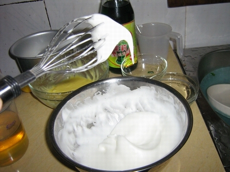 戚风蛋糕蛋白打发程度分为哪几种,戚风蛋糕看出来发泡了怎么回事