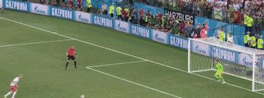 克罗地亚守门员扑出点球激动瞬间,克罗地亚门将跑到一边庆祝