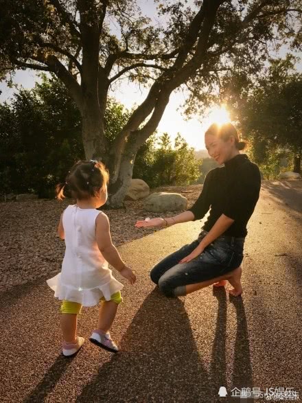 章子怡借世界杯与女儿秀幸福，母女同吻足球画面超温馨