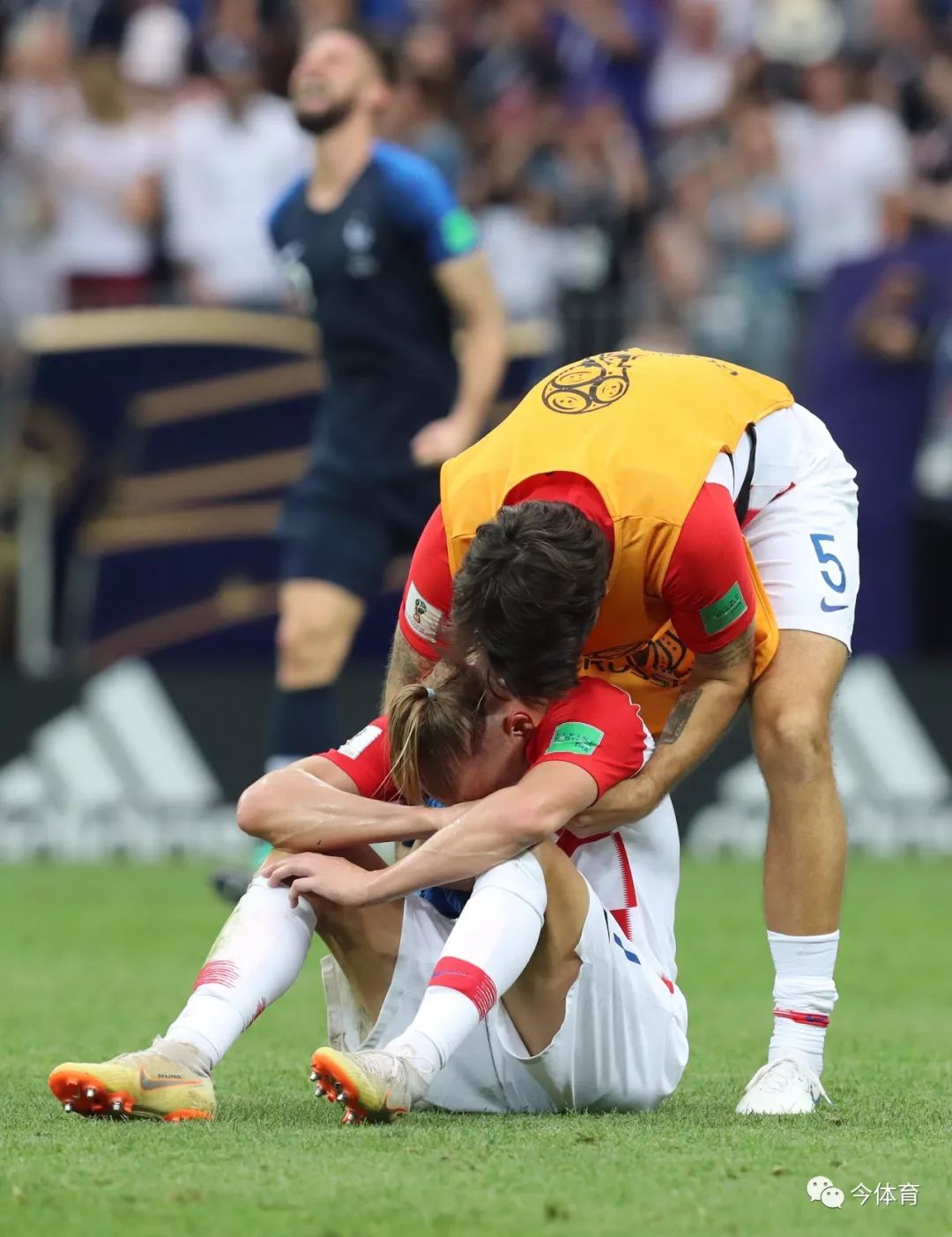 连老天爷都感动得哭了,连老天都感动哭了