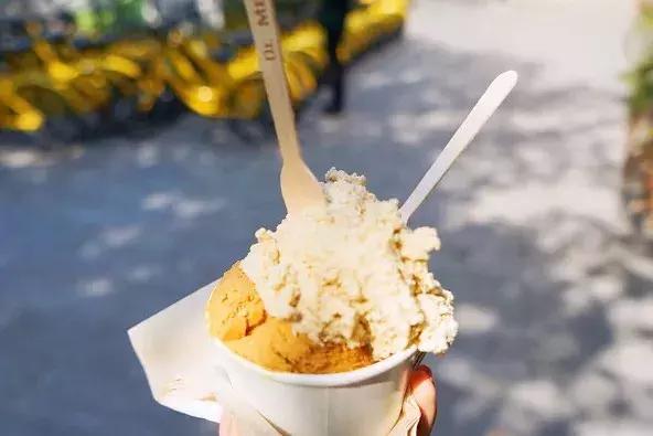 只活5分钟的短命冰激凌，花椒味PK咸蛋黄味，谁更好吃？