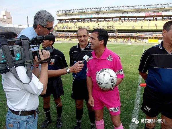 粉粉的裁判举止夸张，笑点满满，然而他却承受着巨大的委屈