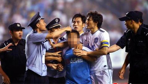 足球赛中球迷冲进足球场会处罚吗,足球赛上为队友出气