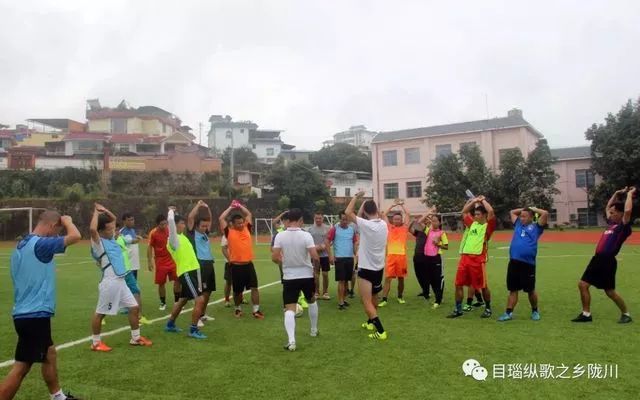 爱心善举托起足球梦,爱心托起童年梦