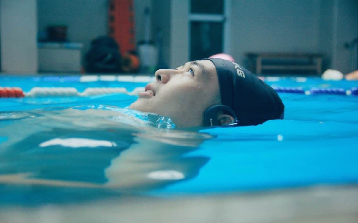 游泳的时候耳朵进水要怎么弄出来,游泳时耳朵进水了像堵着一样闷音