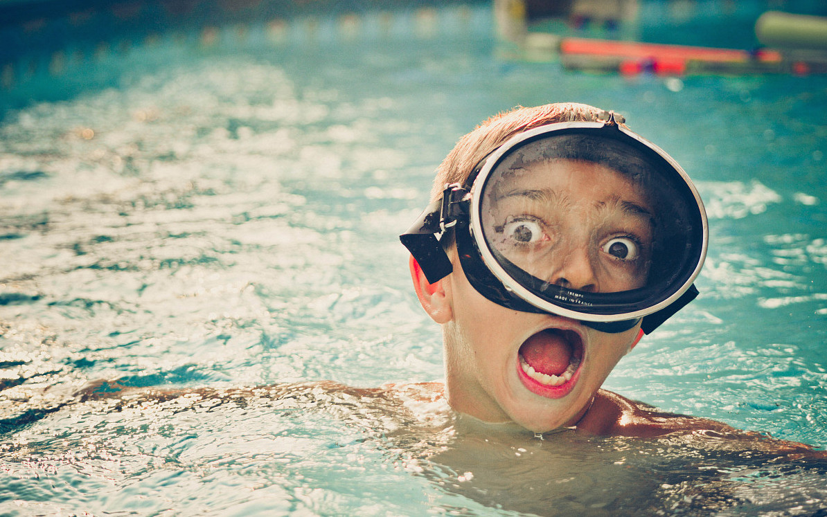 游泳的时候耳朵进水要怎么弄出来,游泳时耳朵进水了像堵着一样闷音