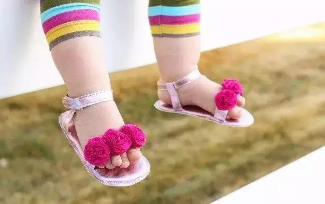 我动用了一篮子的谈判技巧，收服了一个大夏天死都不肯穿凉鞋的娃