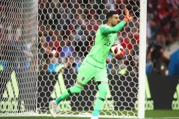 克罗地亚人脱下衣服震惊网友：哪有什么奇迹，只有普通人含泪奔跑