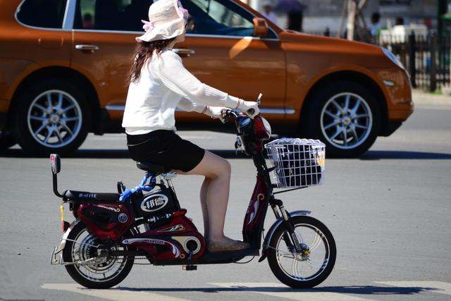 电动车跑起来前面抖动是什么原因,电动车跑起来抖动怎么维修
