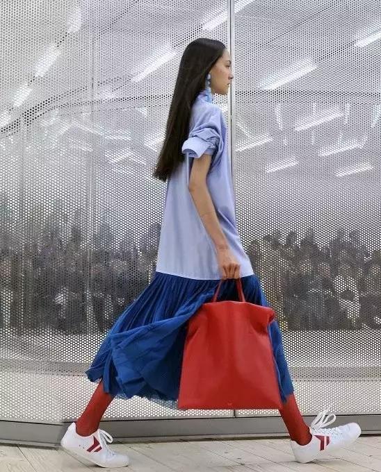 夏天不热小白鞋怎么穿舒服,夏天怕热穿什么鞋子好呢