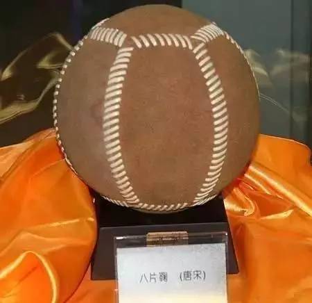 古时候的足球外皮是用什么做的,30年前足球的制作过程