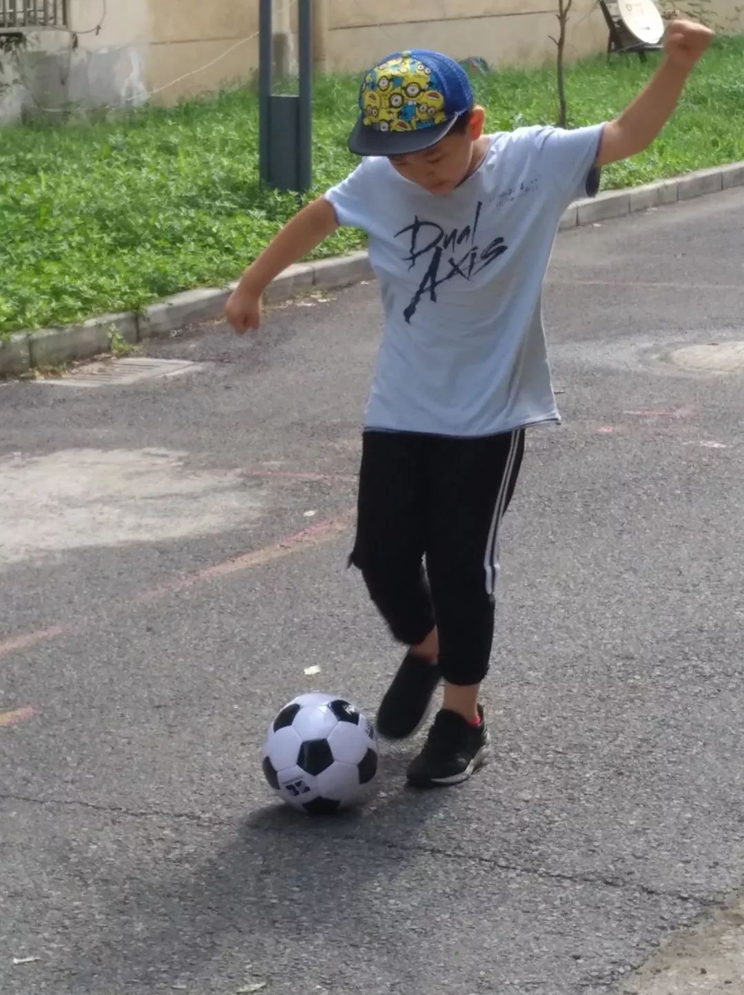 发宝贝踢足球照片的朋友圈,孩子踢足球得奖发朋友圈