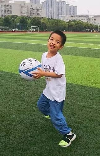 发宝贝踢足球照片的朋友圈,孩子踢足球得奖发朋友圈