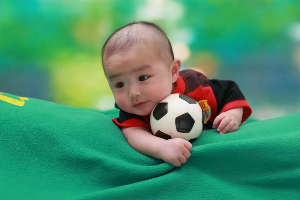 发宝贝踢足球照片的朋友圈,孩子踢足球得奖发朋友圈