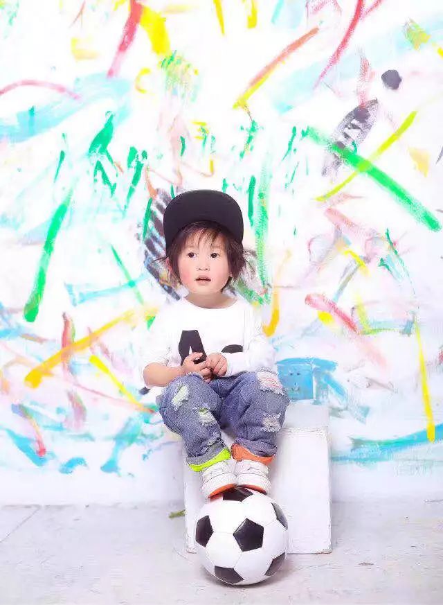 发宝贝踢足球照片的朋友圈,孩子踢足球得奖发朋友圈