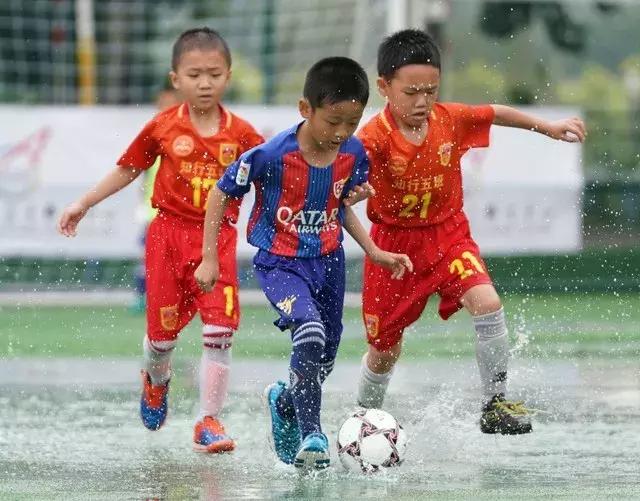 北京百队杯足球赛程多长时间,雨水浇不灭热情
