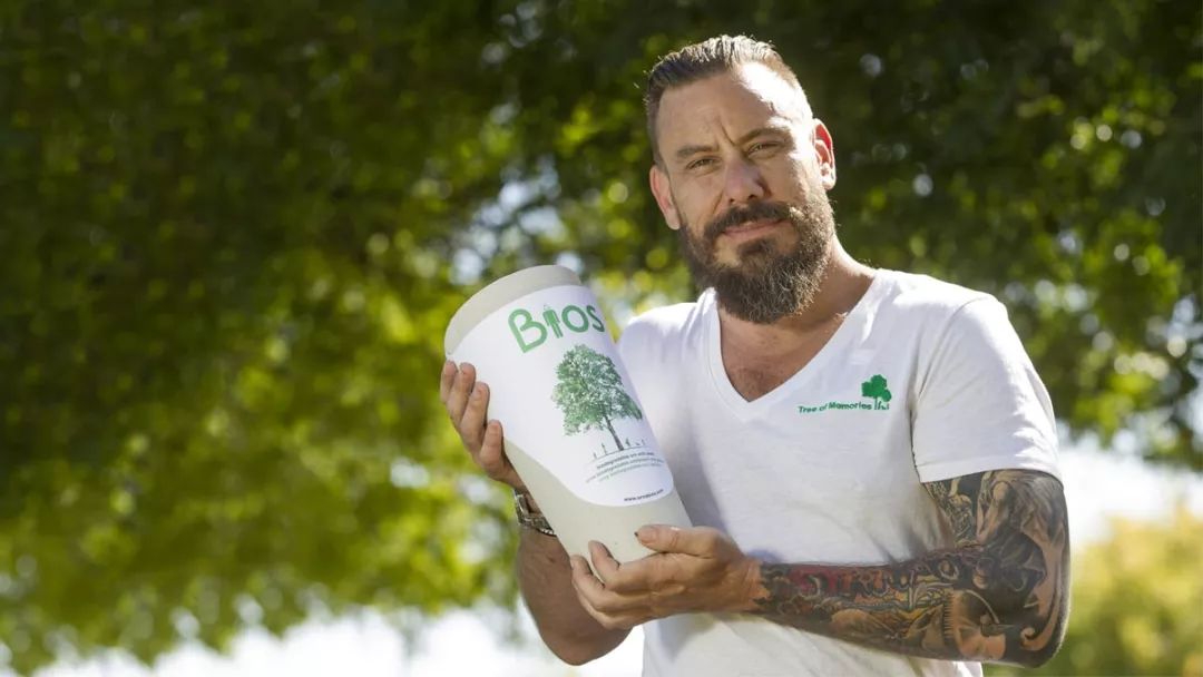 老外学中国吃大葱煎饼,外国人学中国人吃米饭