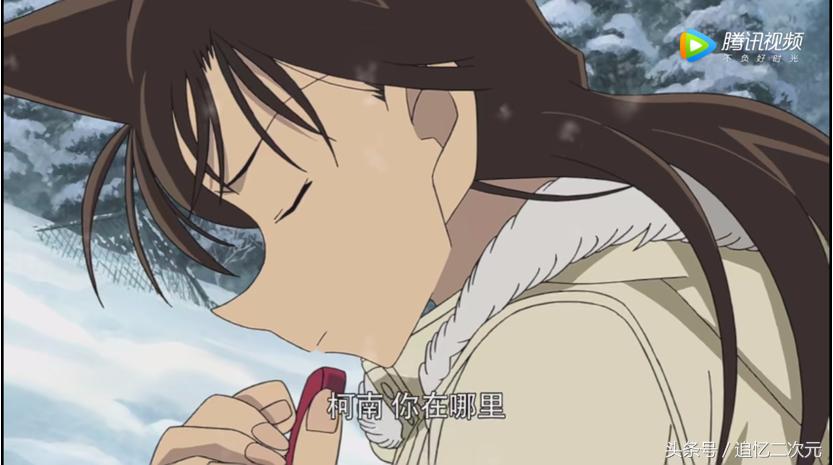 柯南被埋在雪堆里,柯南为救小兰被埋在雪下