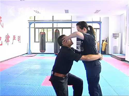 男子躲厕所拿镜子*窥偷**女租客竟连小伙子也不放过