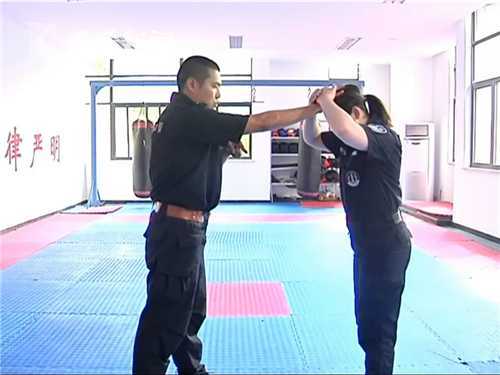 男子躲女厕趴地偷窥被抓现行,男子半年偷女租客18次