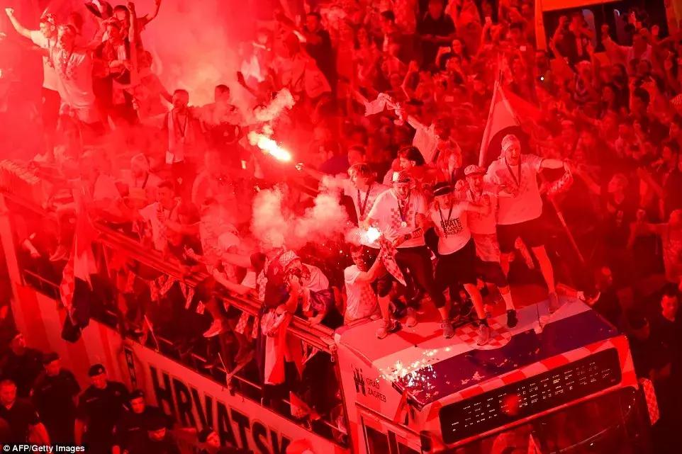克罗地亚球迷赛后欢庆,克罗地亚首都球迷欢庆胜利