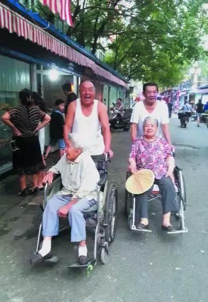 朋友圈戳中泪点的9组照片：当父母老得像个孩子……