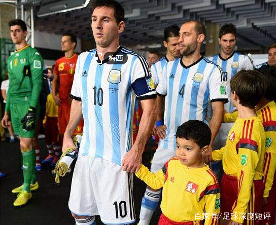 为什么每个球员都要带一个球童,为什么要牵着球童出来