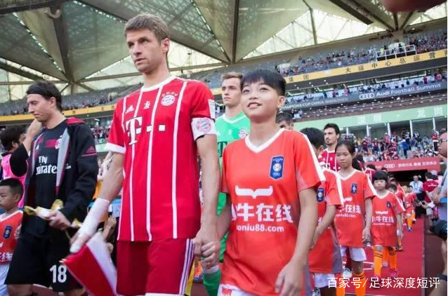 为什么每个球员都要带一个球童,为什么球员进场牵小孩