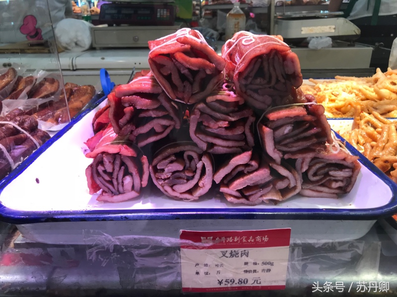 外国人品尝哈尔滨美食,外国人吃红肠