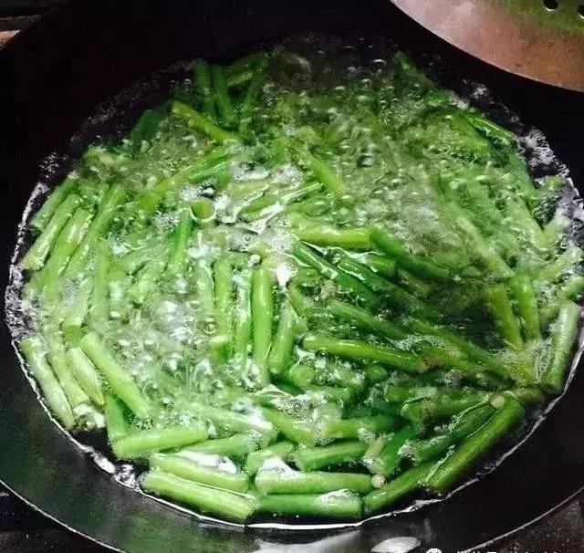 豆角炒不熟是怎么回事,豆角炒的不怎么熟能吃吗