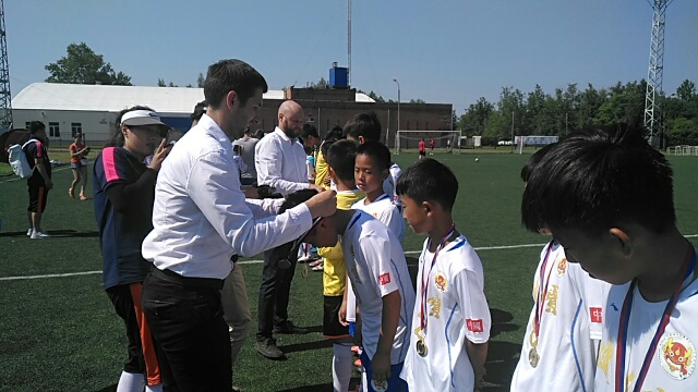 《站在俄罗斯看中国足球》中国健力宝麒麟队俄罗斯之行随笔