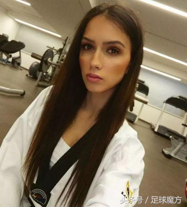 这位“不务正业”的天气女郎因足球一踹成名