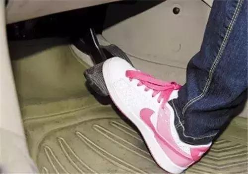 学员练车被举报,女学员路上练车被拘留