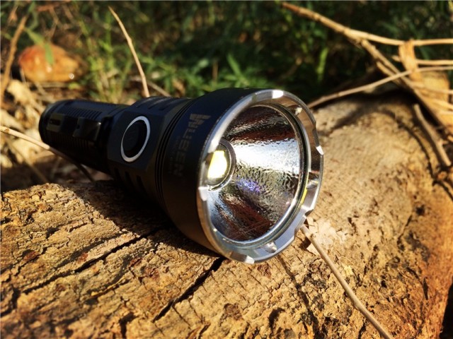 一射就是一大片，务本A214200流明直充强光手电实测