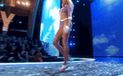 模特t台走秀跌倒视频,模特t台摔倒看着都疼