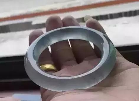 真正翡翠切出来的翡翠原石,翡翠原石开切制作成品全过程