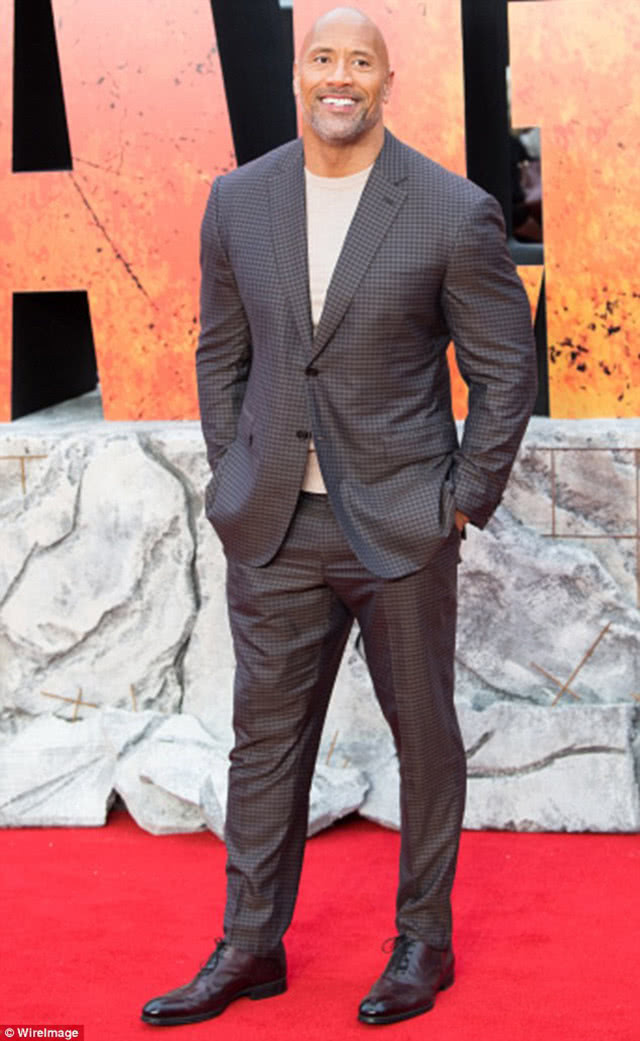 巨石强森被小女孩嘲讽没头发,巨石强森求助妈妈