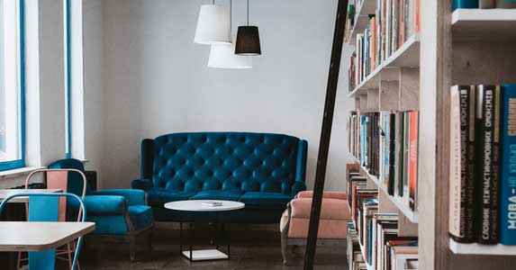 校草成总裁来学校招聘，面试通过后我合同上却写着：当他女友